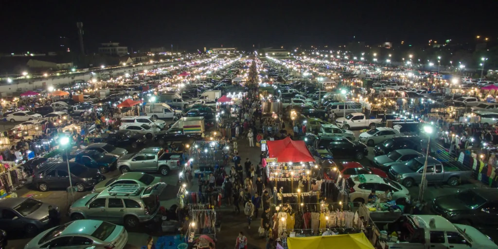 ตลาดเซฟวันคืออะไร? เปิดโลกการช้อปยามค่ำที่ใหญ่ที่สุดของโคราช