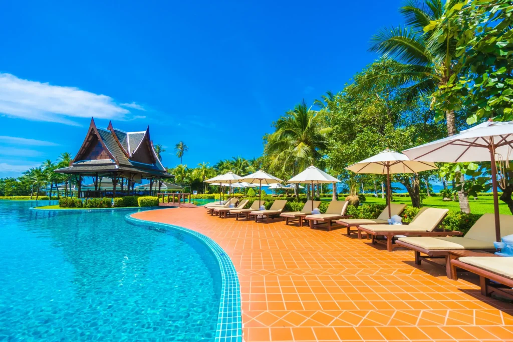 10 ที่พักโคราชใกล้ตัวเมือง เดินทางง่าย ใกล้แหล่งกินเที่ยว พักผ่อนสบาย 14 umbrella chair around swimming pool Web H